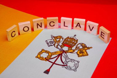 Vatikan bayrağının arka planındaki yazıt toplantısı..