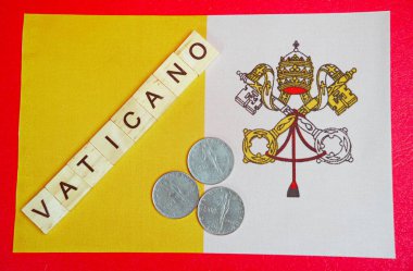 Vatikan 'ın yazıtları ve bayrağın arka planında paralar.