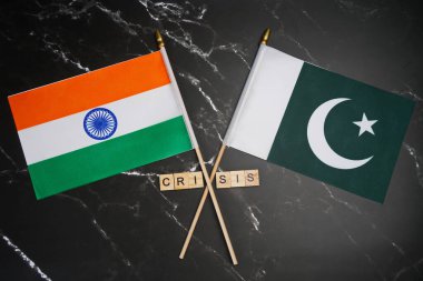 Hindistan ve Pakistan bayrakları ve yazıt: Kriz