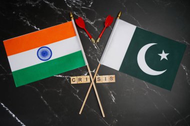 Hindistan ve Pakistan bayrakları ve yazıt: Kriz