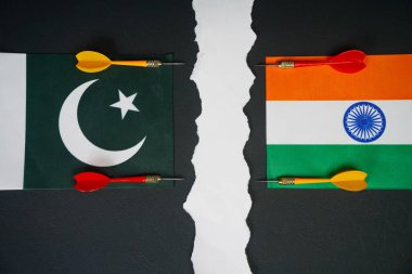 Hindistan ve Pakistan 'ın bayrakları ve aralarındaki boşluk..