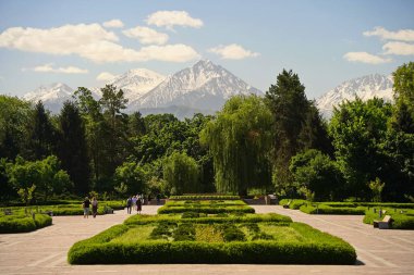Dağların arkasındaki botanik bahçesi.