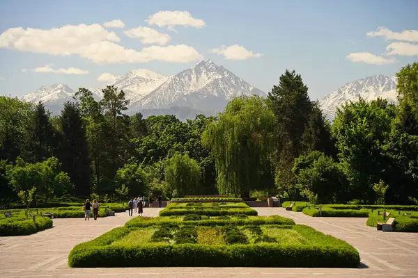 Dağların arkasındaki botanik bahçesi.