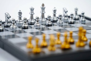 Parçalı bir satranç tahtası. Strateji, iş, politik oyunlar