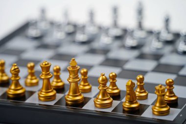 Parçalı bir satranç tahtası. Strateji, iş, politik oyunlar