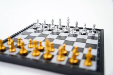 Parçalı bir satranç tahtası. Strateji, iş, politik oyunlar