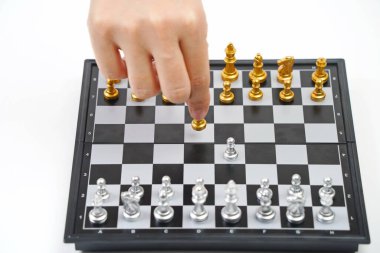 Satranç tahtası. El figürü tutar. Strateji, iş dünyası, siyasi oyunlar ve diplomasi.