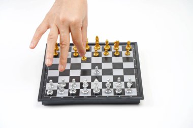 Satranç tahtası. El figürü tutar. Strateji, iş dünyası, siyasi oyunlar ve diplomasi.