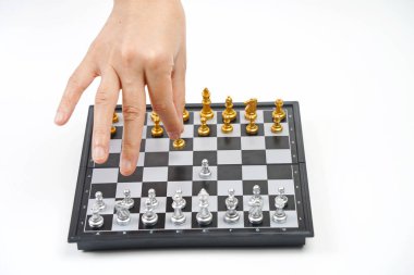 Satranç tahtası. El figürü tutar. Strateji, iş dünyası, siyasi oyunlar ve diplomasi.