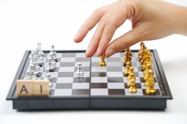 Satranç tahtası. El figürü tutar. Strateji, iş dünyası, siyasi oyunlar ve diplomasi.