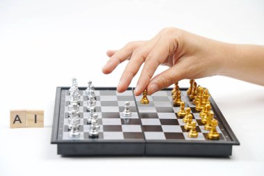 Satranç tahtası. El figürü tutar. Strateji, iş dünyası, siyasi oyunlar ve diplomasi.