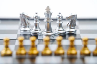 Parçalı bir satranç tahtası. Strateji, iş, politik oyunlar