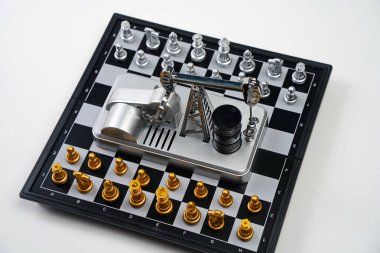 Parçalı bir satranç tahtası, yağ pompası valesi ve yağ varilleri. Strateji, iş dünyası, siyasi oyun ve diplomasi.