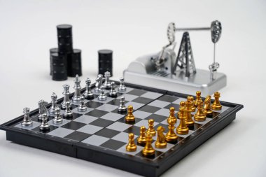 Parçalı bir satranç tahtası, yağ pompası valesi ve yağ varilleri. Str.