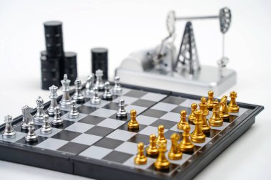 Parçalı bir satranç tahtası, yağ pompası valesi ve yağ varilleri. Strateji, iş dünyası, siyasi oyun ve diplomasi.