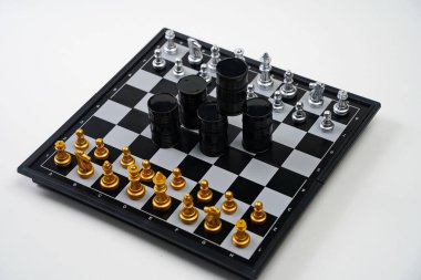 Parça ve yağ varillerinden oluşan bir satranç tahtası.