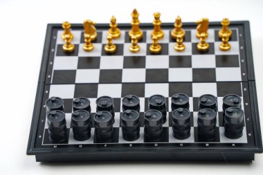 Parça ve yağ varillerinden oluşan bir satranç tahtası.