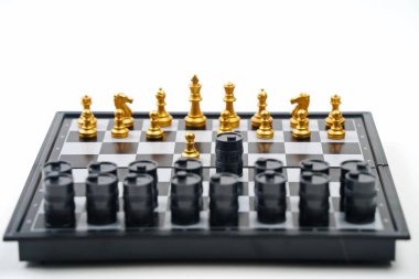 Parça ve yağ varillerinden oluşan bir satranç tahtası.