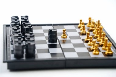 Parça ve yağ varillerinden oluşan bir satranç tahtası.