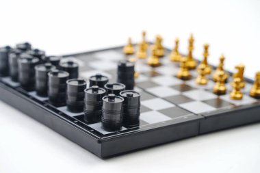 Parça ve yağ varillerinden oluşan bir satranç tahtası.