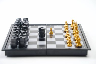 Parça ve yağ varillerinden oluşan bir satranç tahtası.