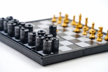 Parça ve yağ varillerinden oluşan bir satranç tahtası.