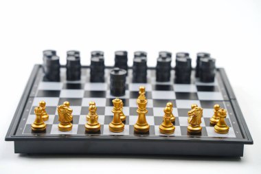 Parça ve yağ varillerinden oluşan bir satranç tahtası.