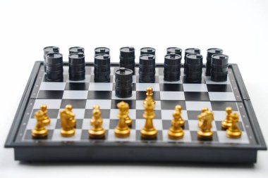 Parça ve yağ varillerinden oluşan bir satranç tahtası.