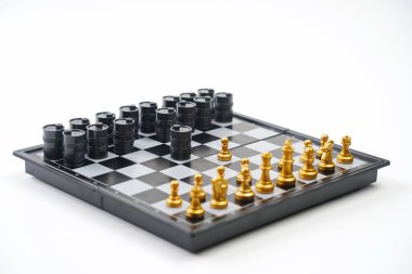 Parça ve yağ varillerinden oluşan bir satranç tahtası.