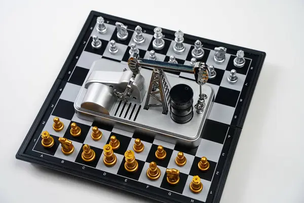 Parçalı bir satranç tahtası, yağ pompası valesi ve yağ varilleri. Strateji, iş dünyası, siyasi oyun ve diplomasi.