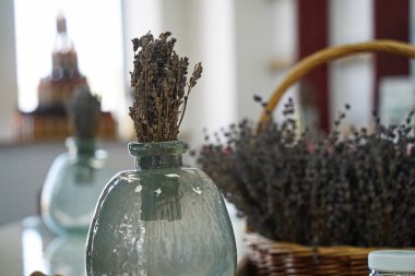 Yumuşak mor tonlu kurutulmuş lavanta buketi. Doğal ev dekorasyonu, sakin ve rahat bir atmosfer yaratmak için mükemmel. Aromaterapi ve köy tarzı için ideal..