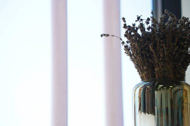 Yumuşak mor tonlu kurutulmuş lavanta buketi. Doğal ev dekorasyonu, sakin ve rahat bir atmosfer yaratmak için mükemmel. Aromaterapi ve köy tarzı için ideal..