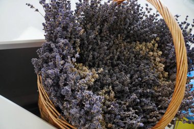 Yumuşak mor tonlu kurutulmuş lavanta buketi. Doğal ev dekorasyonu, sakin ve rahat bir atmosfer yaratmak için mükemmel. Aromaterapi ve köy tarzı için ideal..