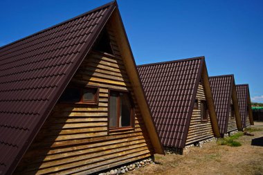 Bungalov. Balkhash Gölü kıyısındaki yazlık evler. Yaz tatili.