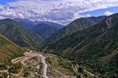 Talgar Vadisi, Tian Shan sıradağlarında çeşitli bitki örtüsüyle manzaralı bir bölge..