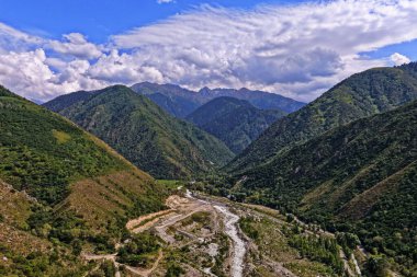 Talgar Vadisi, Tian Shan sıradağlarında çeşitli bitki örtüsüyle manzaralı bir bölge..