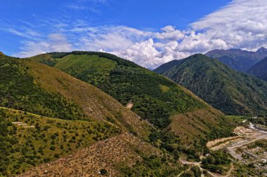 Talgar Vadisi, Tian Shan sıradağlarında çeşitli bitki örtüsüyle manzaralı bir bölge..