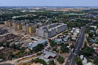 Almaty, Kazakistan - 07.29.2025: Çok katlı binaların inşaatı. Şehrin merkez caddelerinden biri. İnsansız hava aracının görüntüsü.