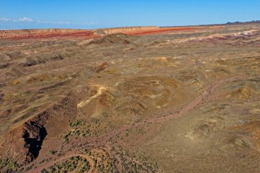 Boguta 'nın Kızıl Dağları. Dağlık kil arazisi. Yaz akşamı vakti. Ulusal Doğa Parkı.
