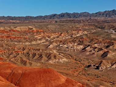 Boguta 'nın Kızıl Dağları. Dağlık kil arazisi. Yaz akşamı vakti. Ulusal Doğa Parkı.