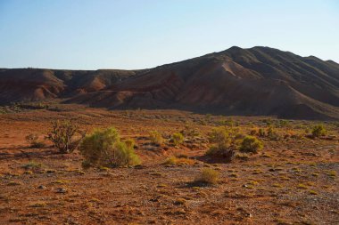 Boguta 'nın Kızıl Dağları. Dağlık kil arazisi. Yaz akşamı vakti. Ulusal Doğa Parkı.