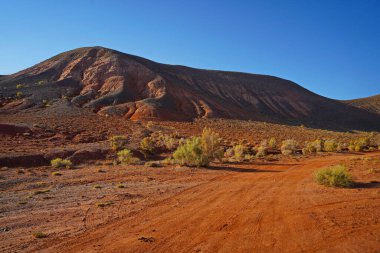 Boguta 'nın Kızıl Dağları. Dağlık kil arazisi. Yaz akşamı vakti. Ulusal Doğa Parkı.