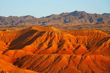 Boguta 'nın Kızıl Dağları. Dağlık kil arazisi. Yaz akşamı vakti. Ulusal Doğa Parkı.