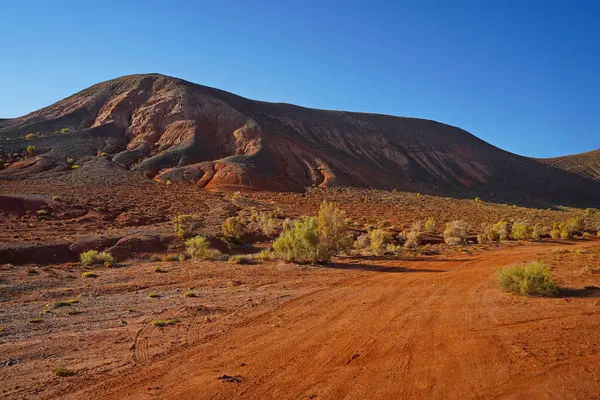 Boguta 'nın Kızıl Dağları. Dağlık kil arazisi. Yaz akşamı vakti. Ulusal Doğa Parkı.
