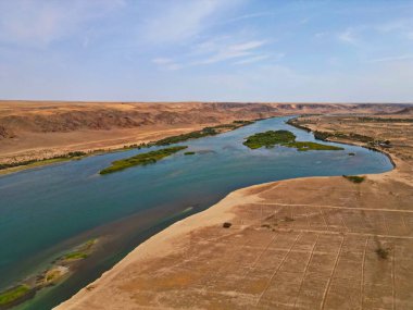 Ili Nehri ve kumlu kıyı bölgesi. Semirechye 'deki en büyük nehir. İnsansız hava aracının görüntüsü. Yılın yaz zamanı..