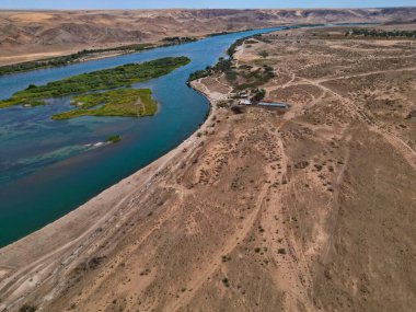 Ili Nehri ve kumlu kıyı bölgesi. Semirechye 'deki en büyük nehir. İnsansız hava aracının görüntüsü. Yılın yaz zamanı..