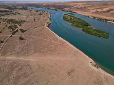 Ili Nehri ve kumlu kıyı bölgesi. Semirechye 'deki en büyük nehir. İnsansız hava aracının görüntüsü. Yılın yaz zamanı..