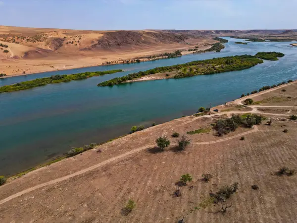 Ili Nehri ve kumlu kıyı bölgesi. Semirechye 'deki en büyük nehir. İnsansız hava aracının görüntüsü. Yılın yaz zamanı..
