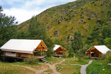 Glamping. Dağlık bir alanda hamağı olan bir çardak..