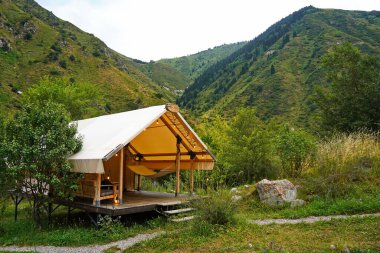 Glamping. Dağlık bir alanda hamağı olan bir çardak..